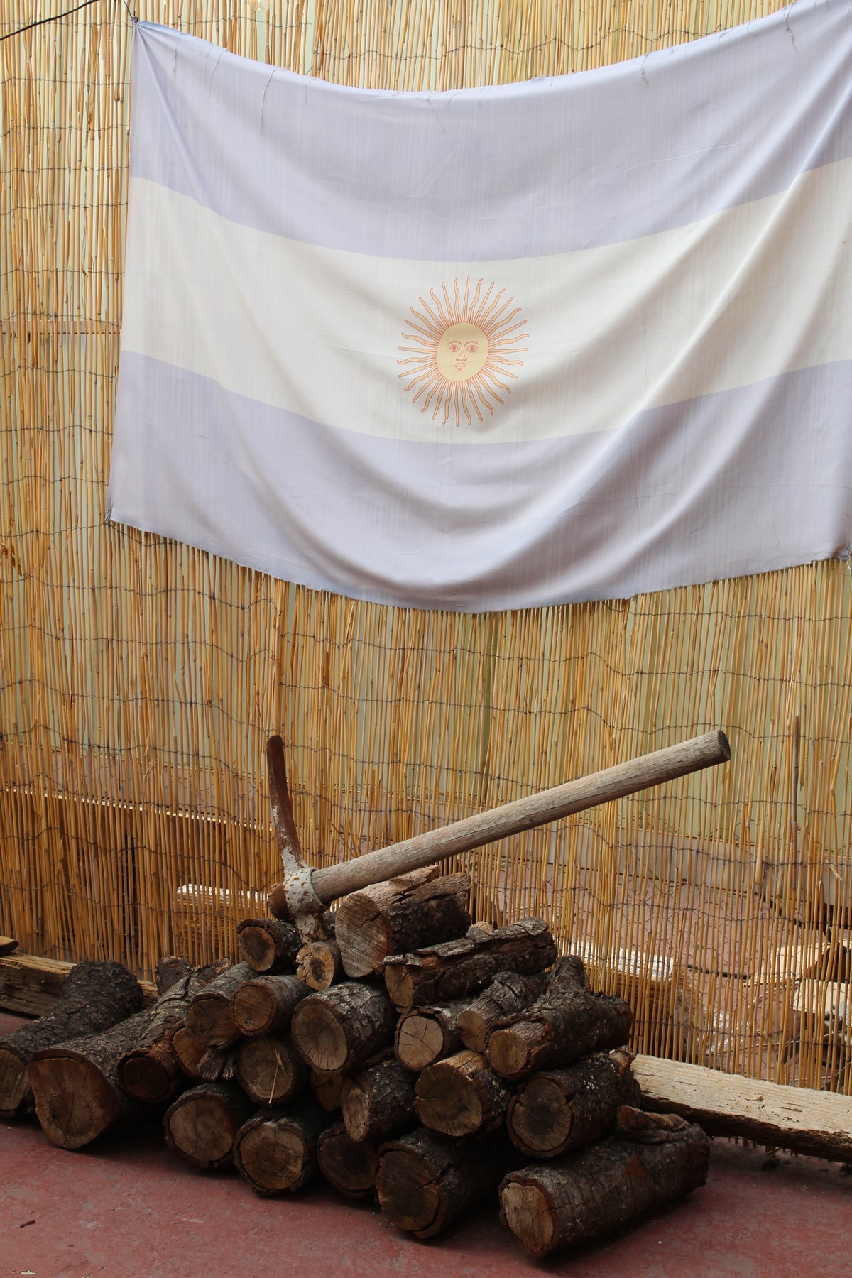 Leña y hacha con bandera argentina