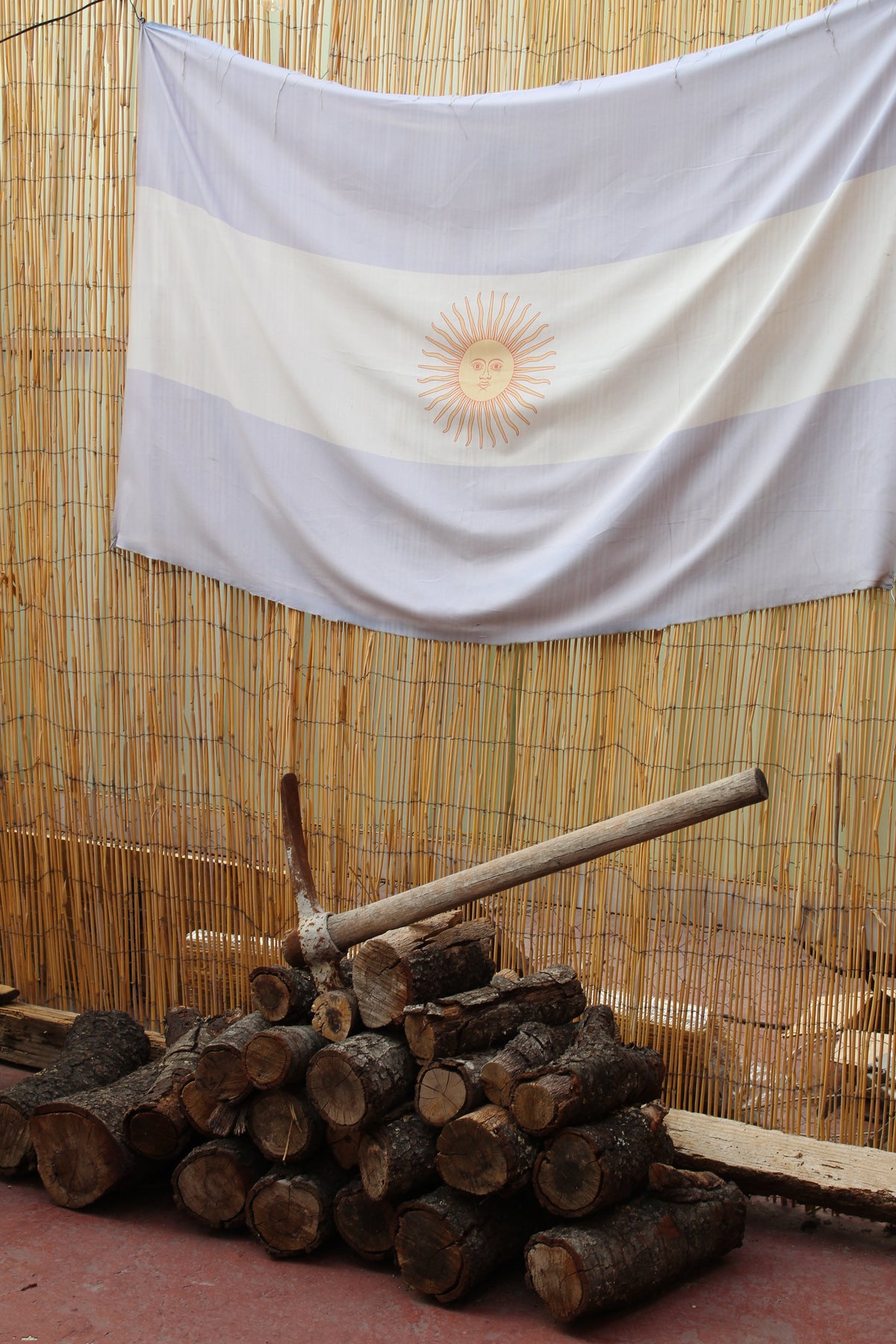 Leña y hacha con bandera argentina — Superclásico en la terraza