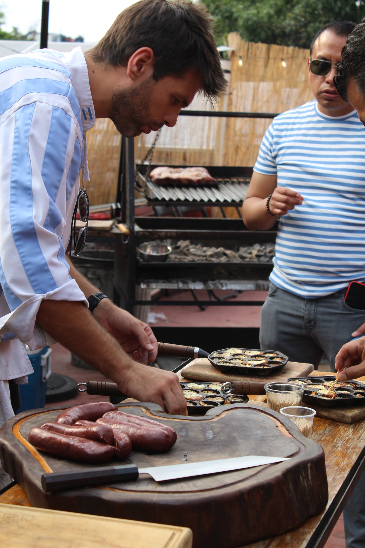Provoletas frente a la parrilla