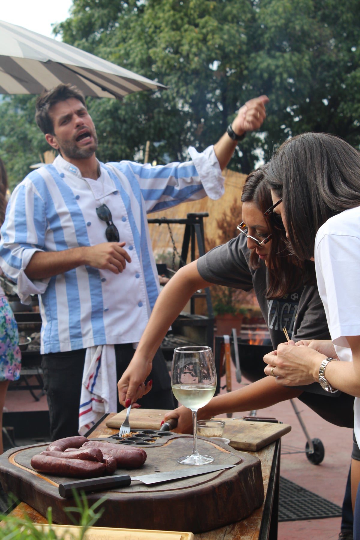 Participantes preparando la provoleta