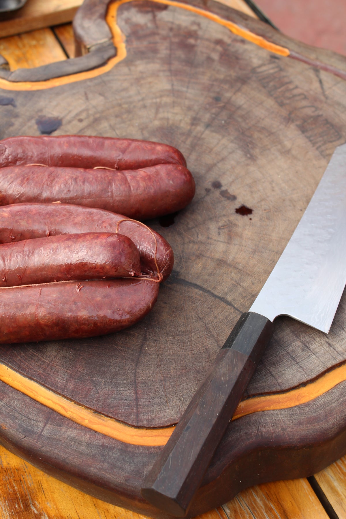 Chorizos sobre tabla con cuchillo