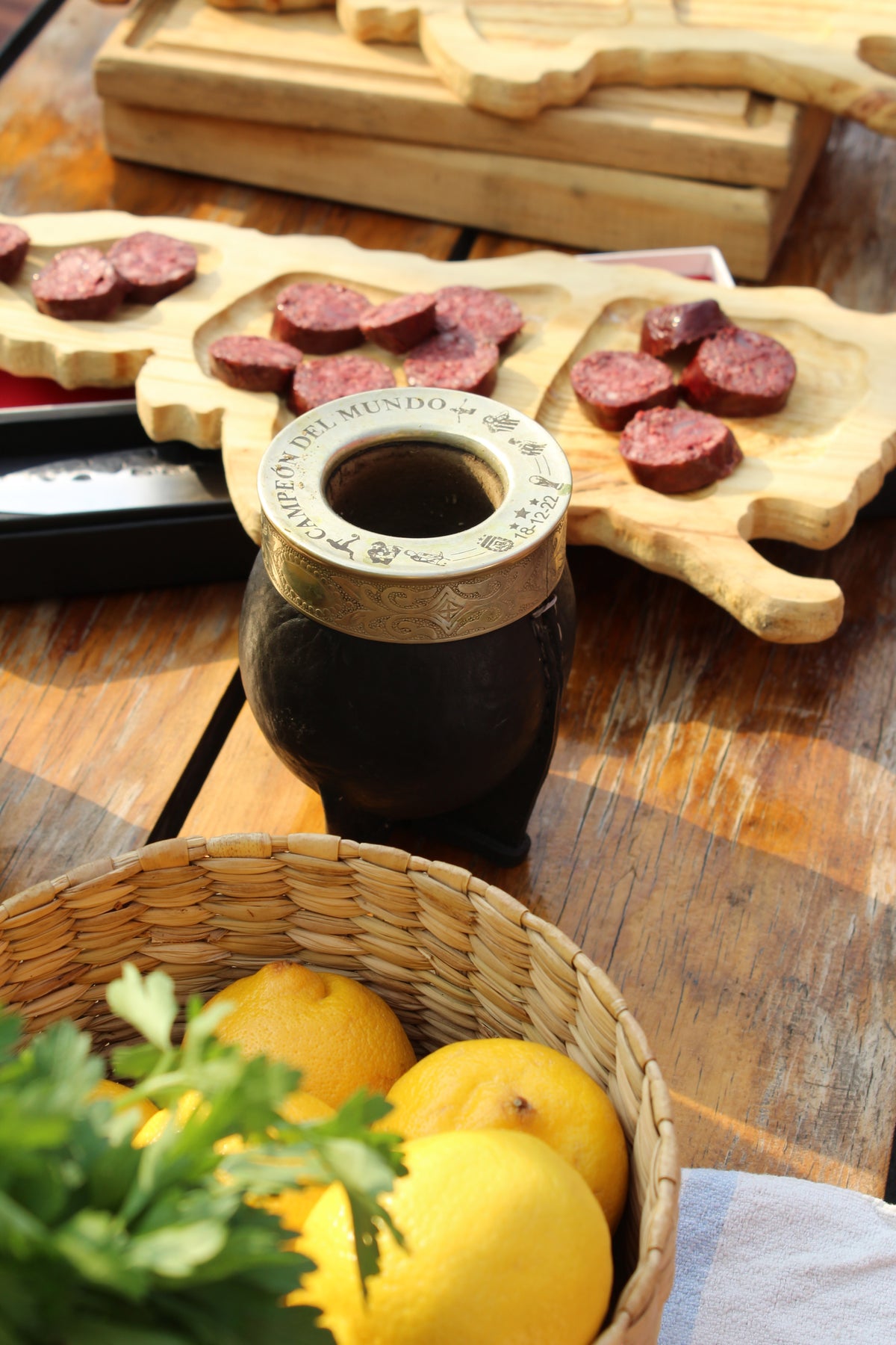 Mate y morcilla en tabla de madera