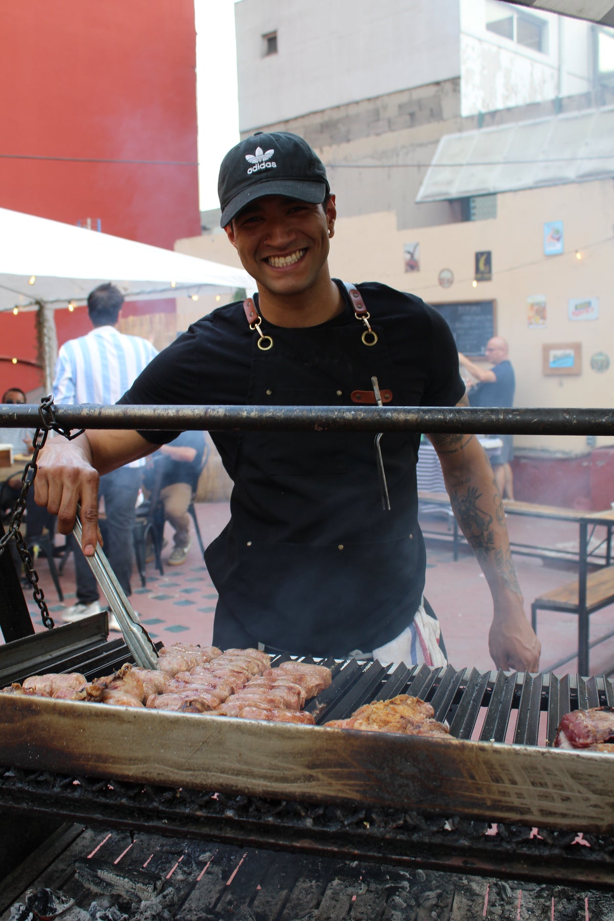 Parrillero de Asaditos Club en la parrilla
