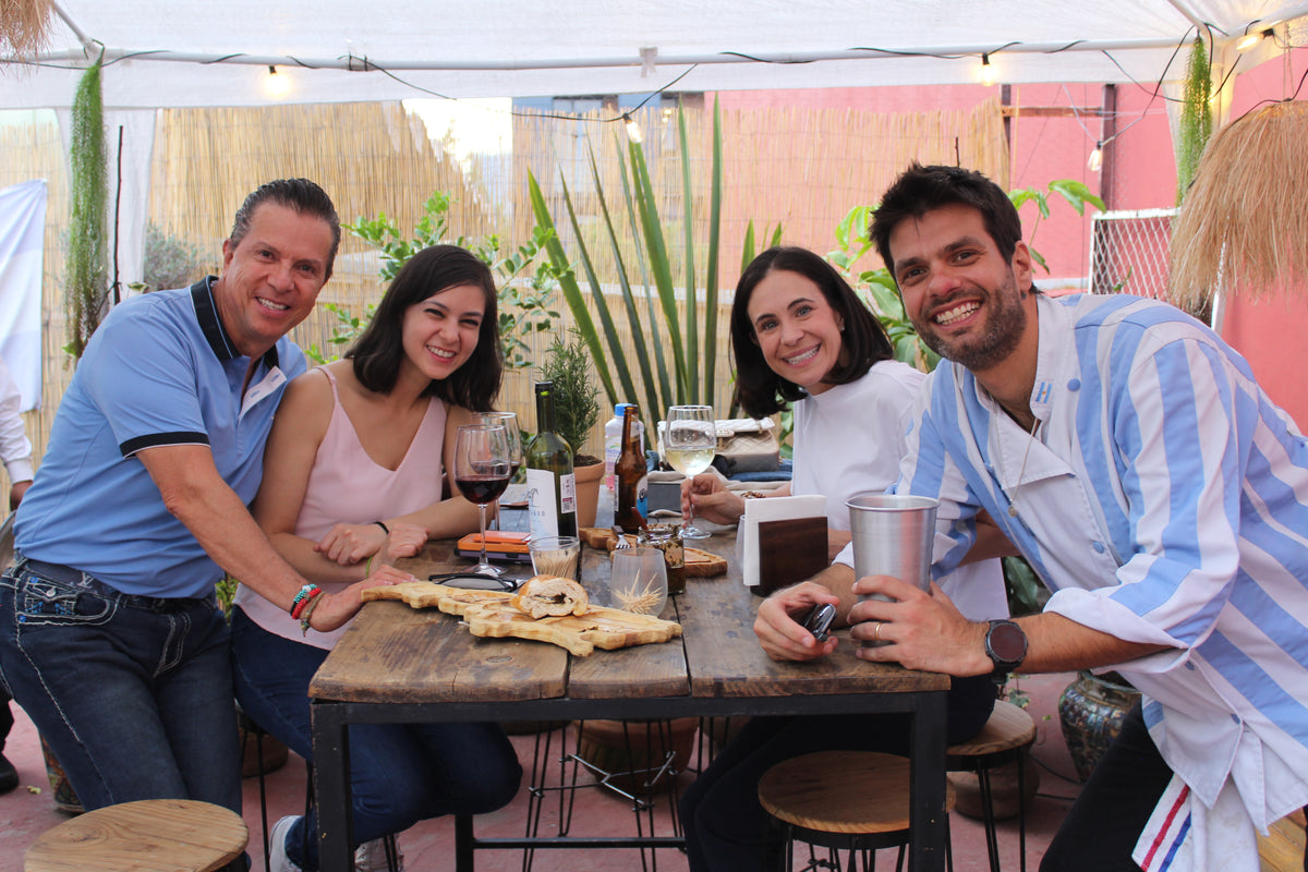 Clientes disfrutando el taller en la terraza de Roma Norte