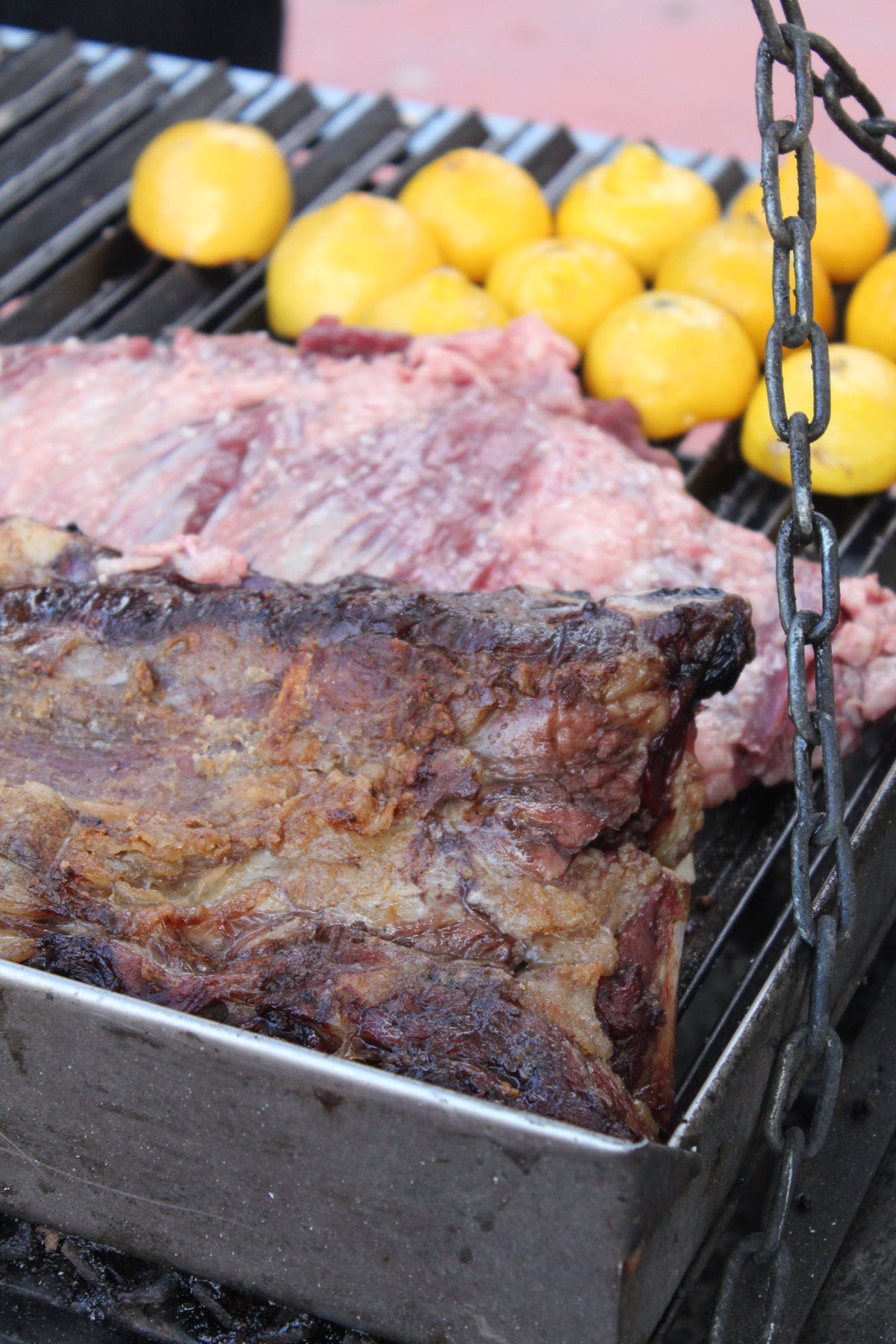 Costillar dorándose en la parrilla del taller de asado