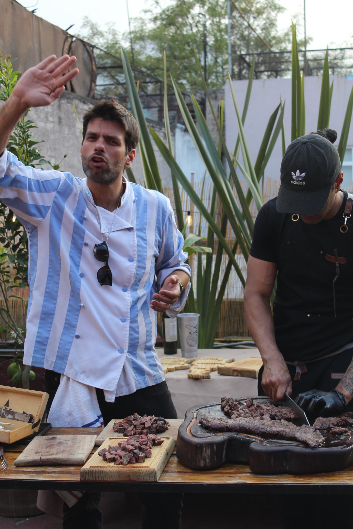 Parrillero explicando la técnica del asado argentino