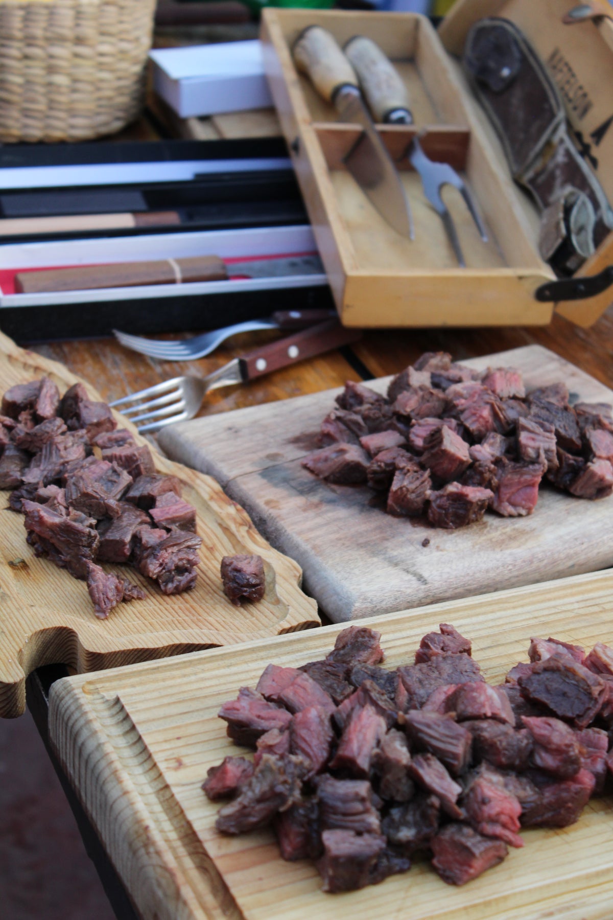 Carne cortada en cubos sobre tablas