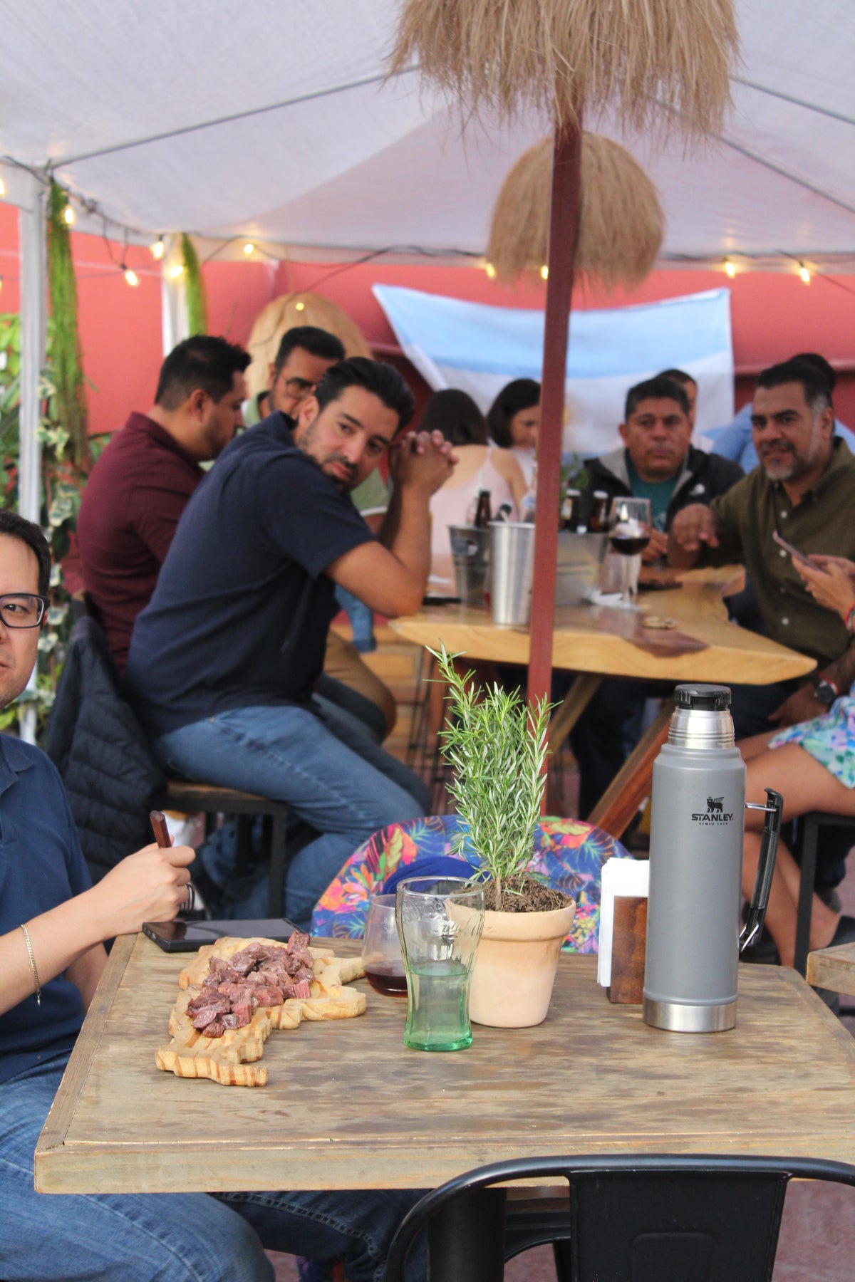 Clientes compartiendo en la mesa