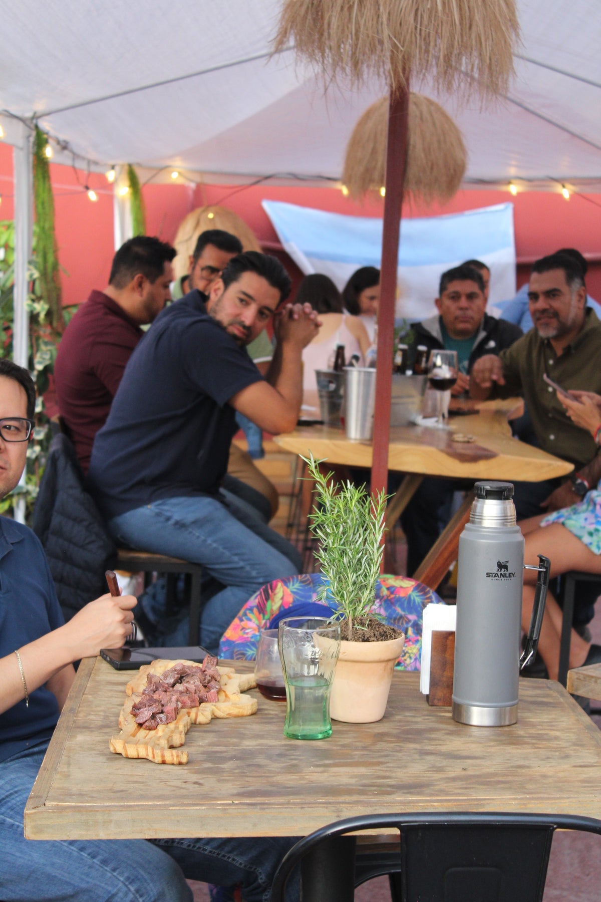 Clientes compartiendo en la mesa de Asaditos Club