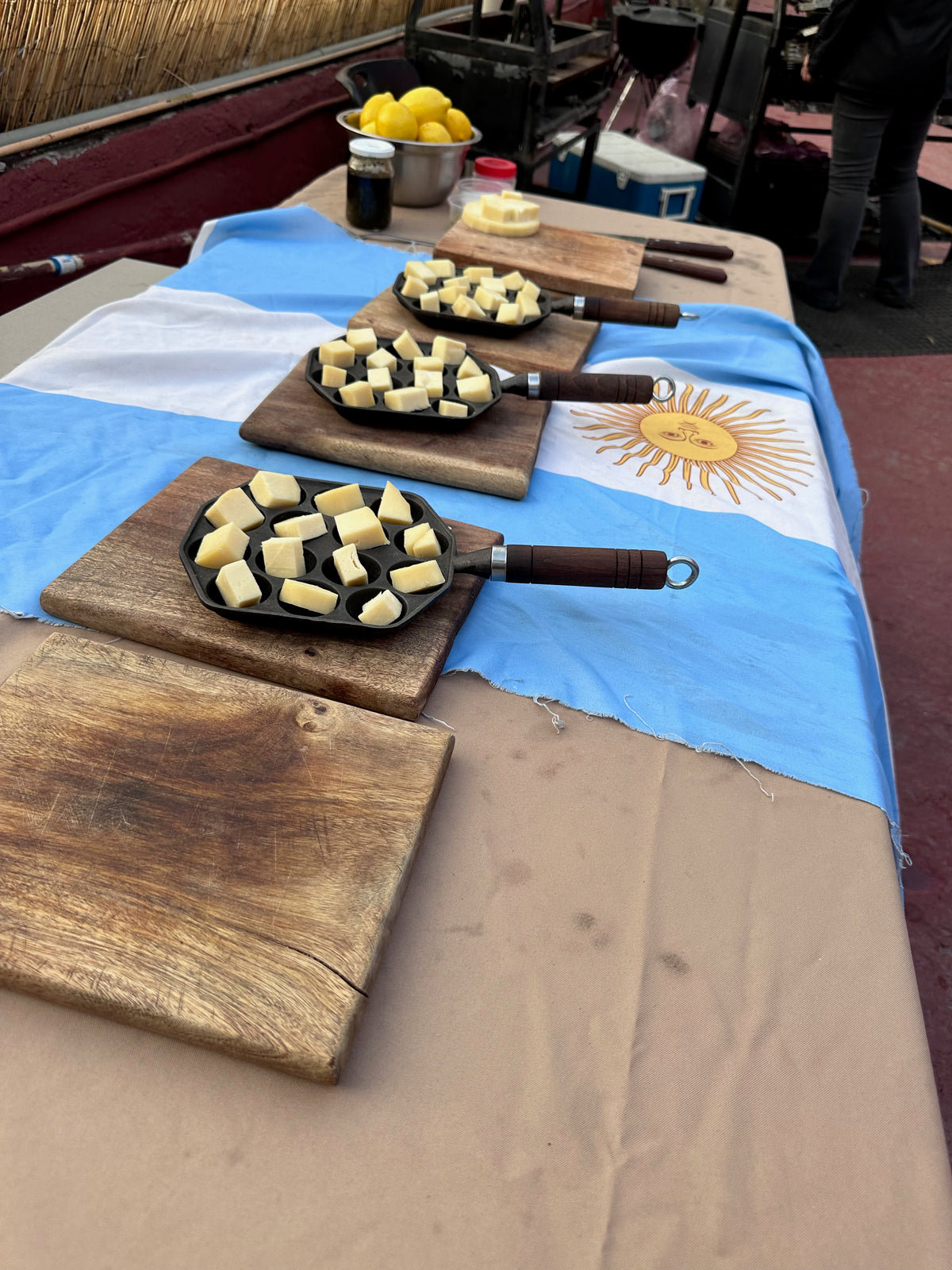 Provoleta lista para la parrilla sobre bandera argentina