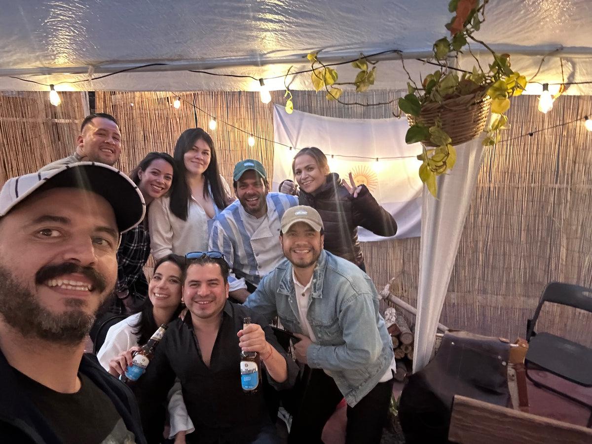 Grupo de amigos brindando en el taller