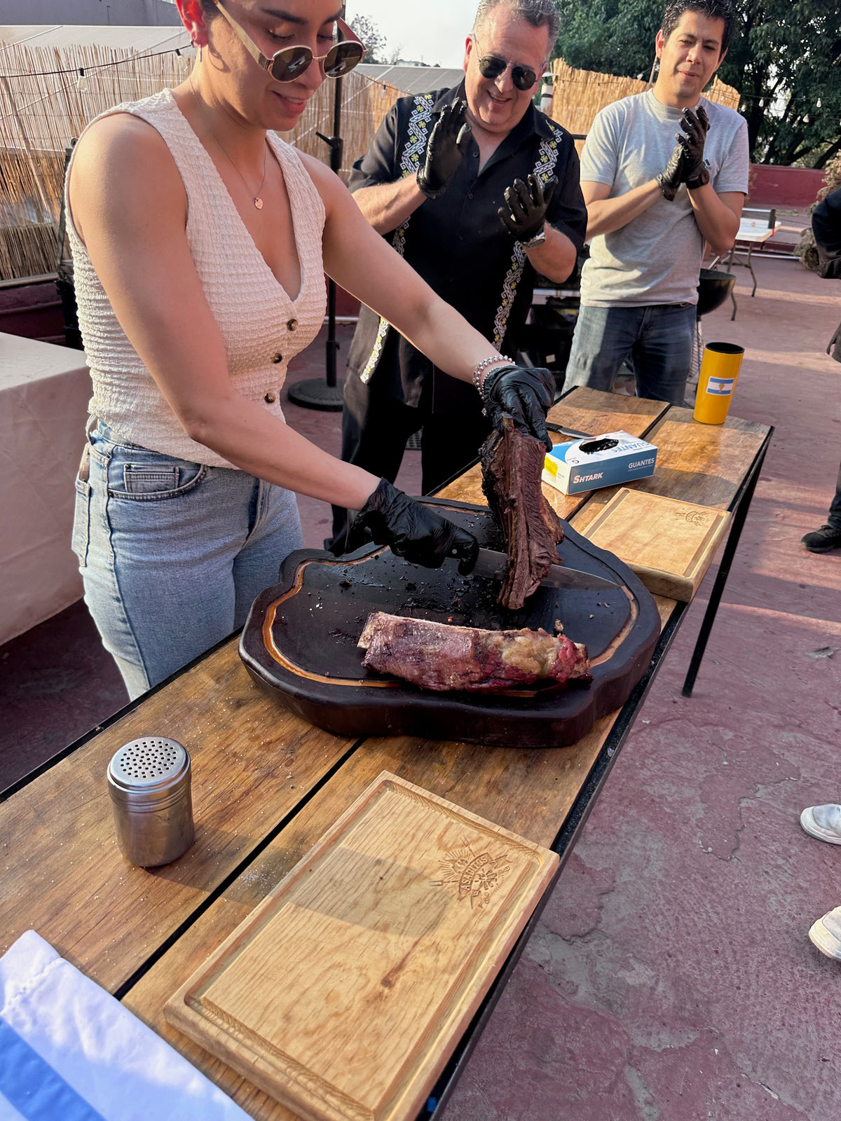 Participante cortando la carne en el taller de asado