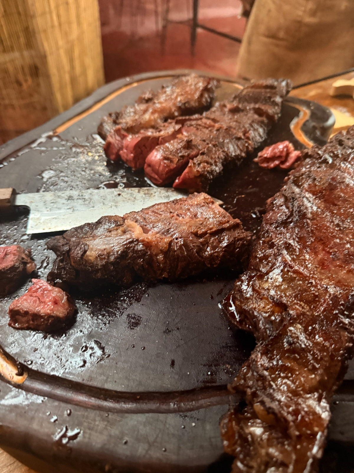 Corte de carne jugoso sobre la tabla